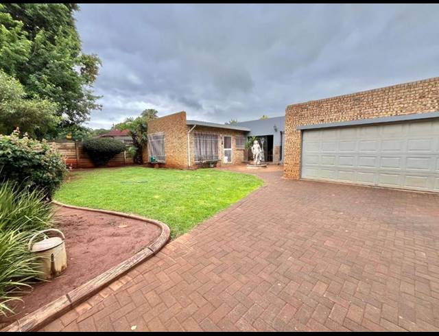 5 BEDROOM HOUSE FOR SALE IN CINDERELLA